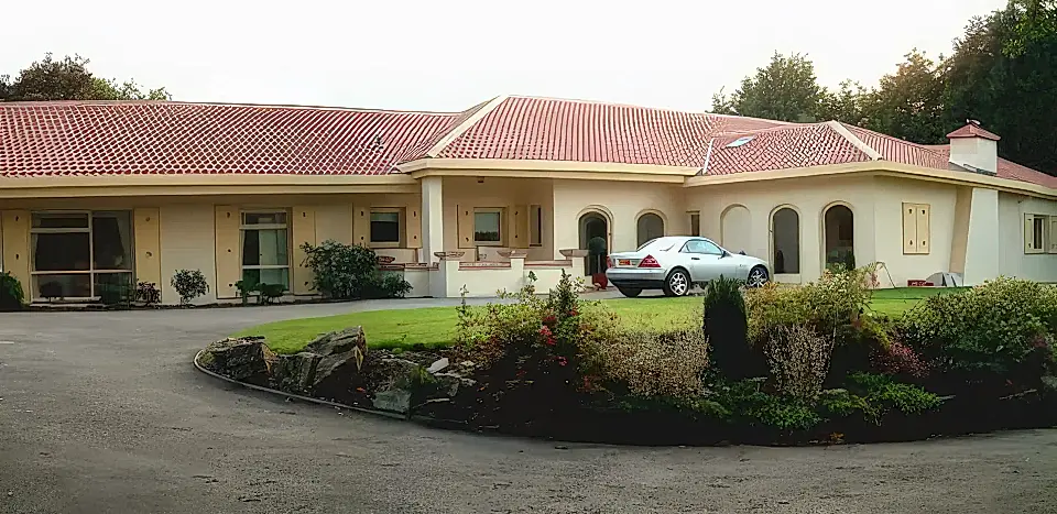 Villa for Rent in Surrey, UK